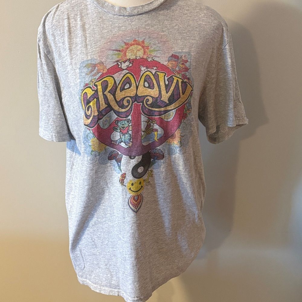 Rare Grateful Dead Groovy Graphic T-Shirt - Gray. Size Medium